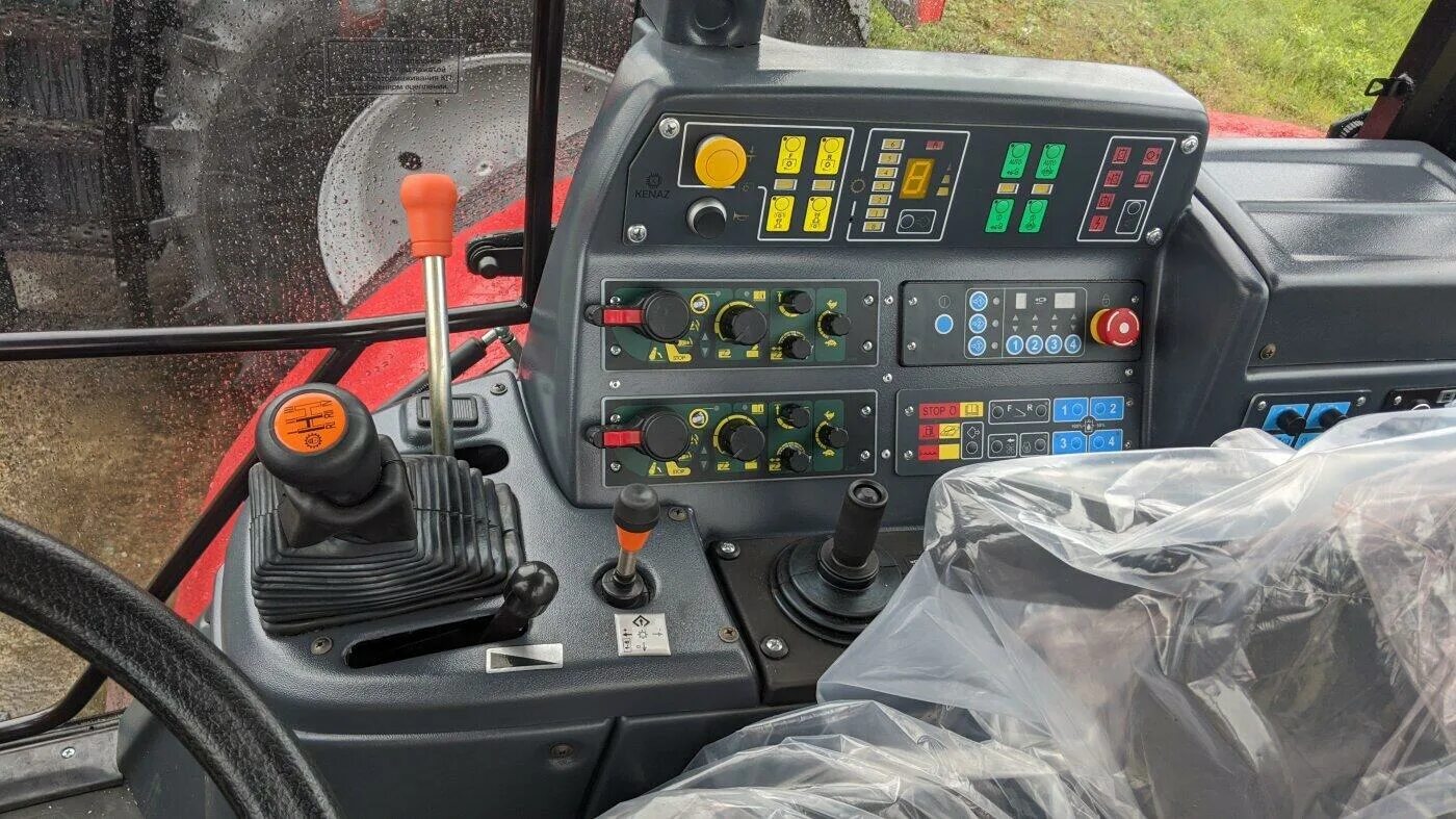 1. Органы управления трактора мтз-82 в кабине. Трактор беларус управление. Трактор беларус управление. Педали управления мтз 82.