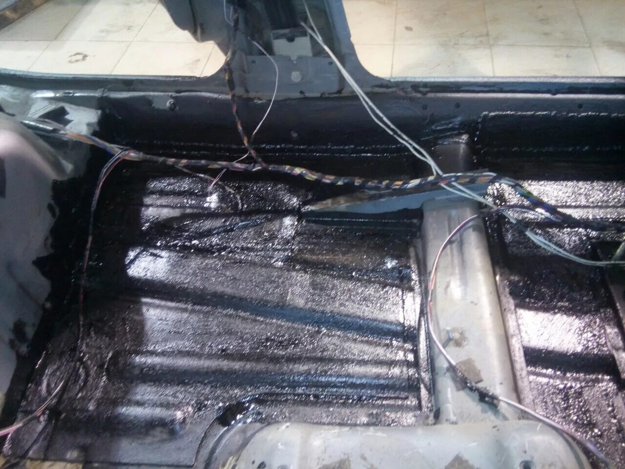 Замена днища на приора. Замена днища ваз 2114 целиком. Сварка днища приора. Замена днища на приора. Пол приора универсал.