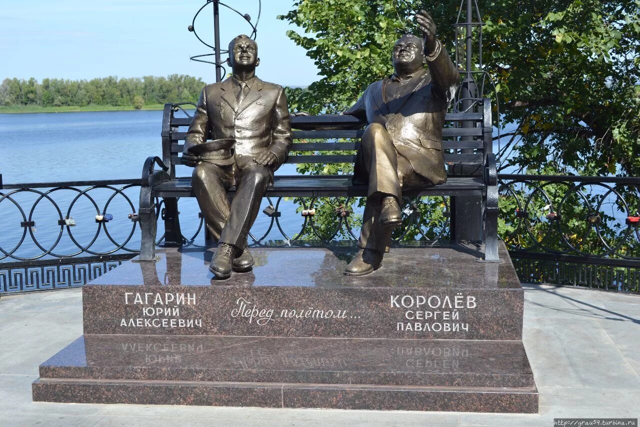 Энгельс ул гагарина. Королев и Гагарин памятник в Энгельсе. Памятник королеву и Гагарину в Энгельсе на набережной. Памятник перед полетом на набережной в городе Энгельсе. Памятник с. п. Королёву и ю. а. Гагарину в Энгельсе Саратовской области.