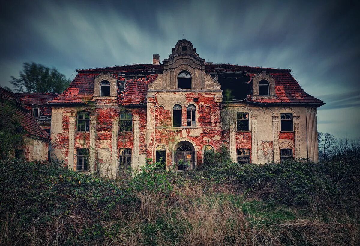 Где заброшенные здания. Старинная полуразрушенная усадьба. Заброшенный дворец в Манчиц Польша. Развалины поместья Калининградская область. Помещичья усадьба Польша.