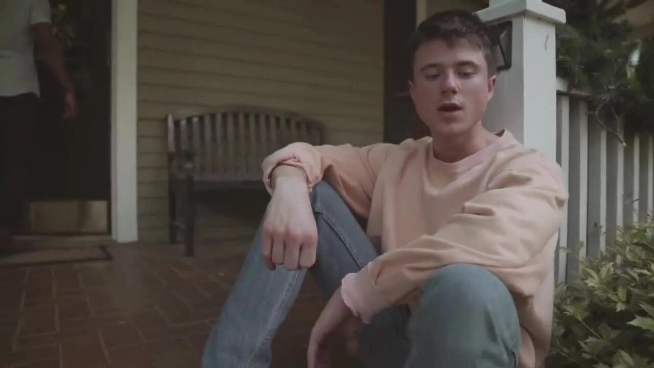 Let me down клип. Алек Бенджамин Let. Alec Benjamin slowly. Let me down slowly Alec Benjamin обложка. Let me down slowly певец.
