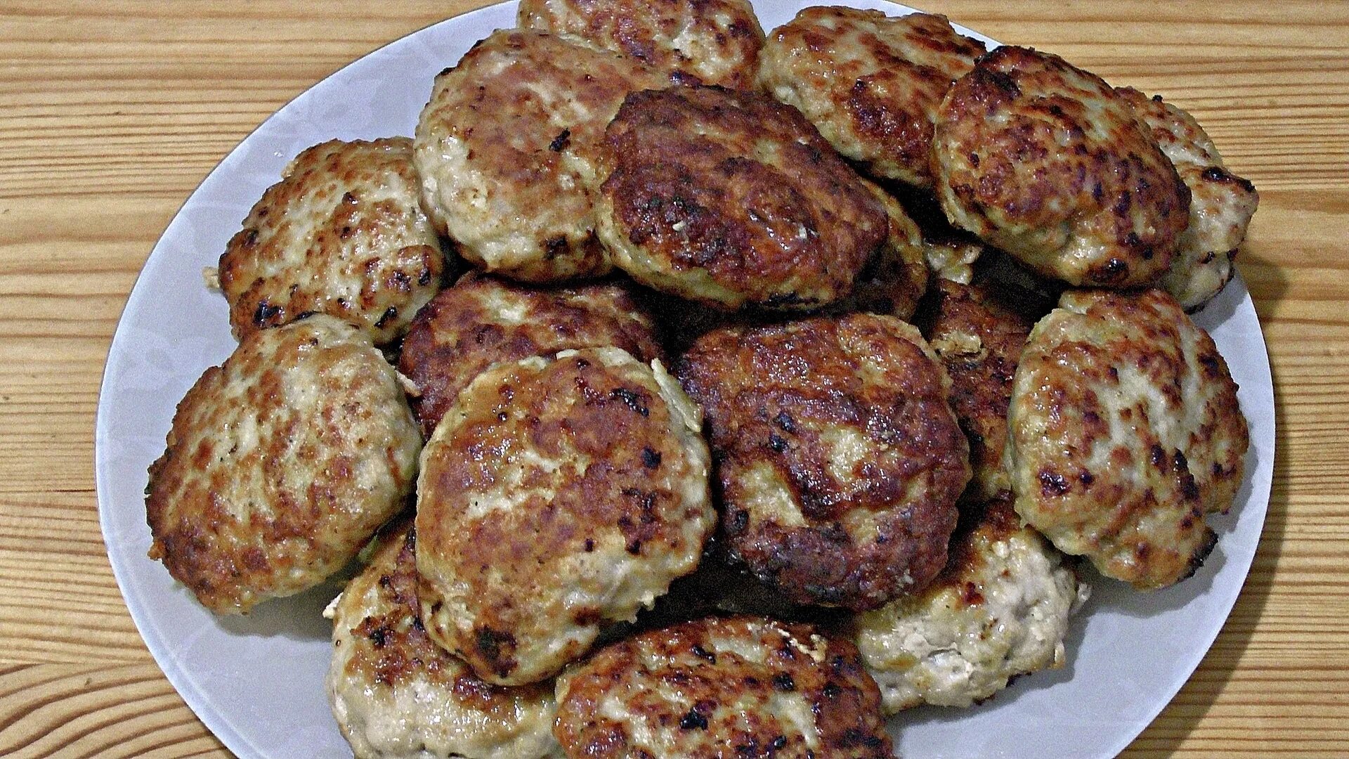 Как правильно пожарить котлеты на сковороде полуфабрикаты. Котлеты мясные. котлеты домашние. сочные мясные котлеты. котлеты мясные домашние.