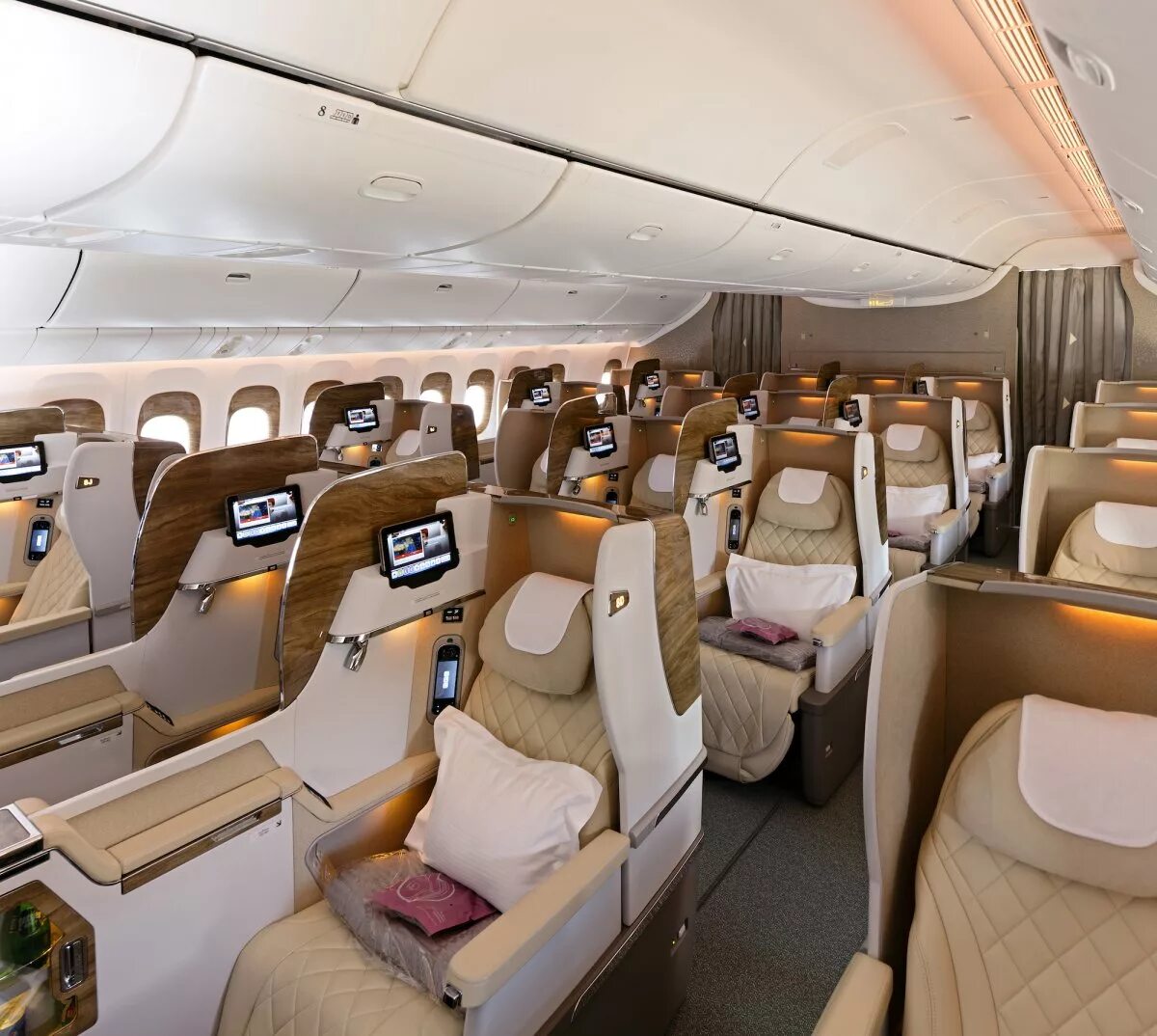 Бизнес класс Эмирейтс Боинг 777. Боинг 777 Emirates бизнес класс. Boeing 777-300er Эмирейтс. Boeing 777-300er Emirates салон