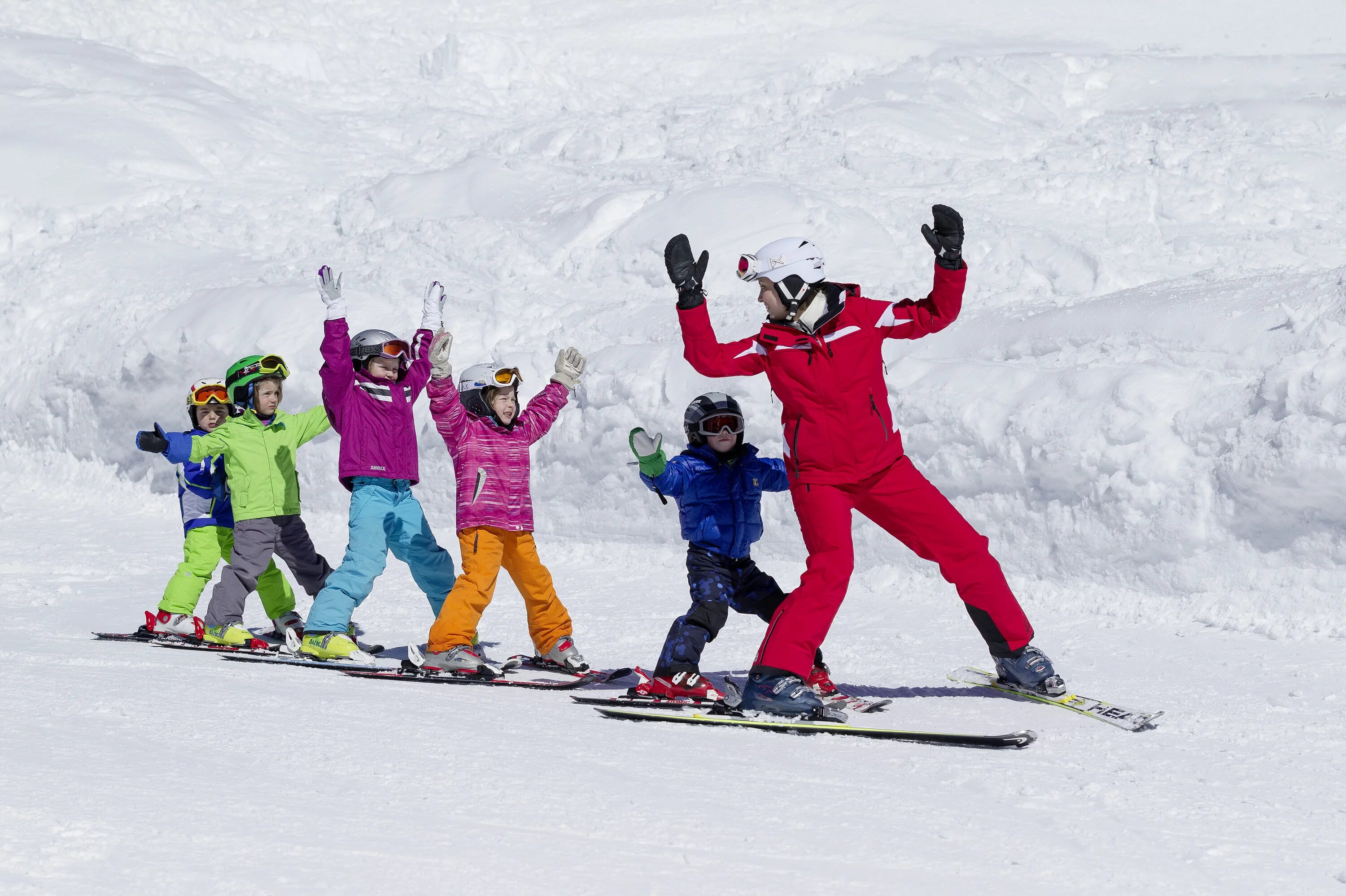Катание на горных лыжах. Горнолыжная школа. Дети на горных лыжах. Детская горнолыжная школа.
