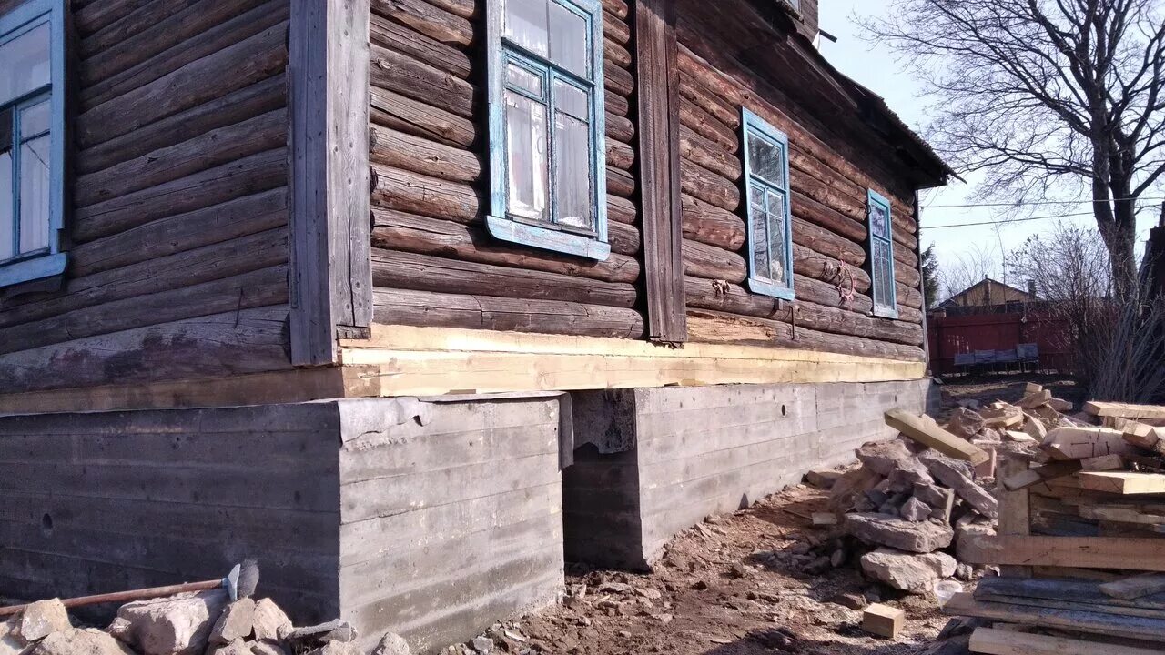 Поднимаем дом с земли. Реставрируем старый деревянный дом. Фундамент старых деревянных домов. Отремонтировать старый деревянный дом. Фундамент в деревенском доме.