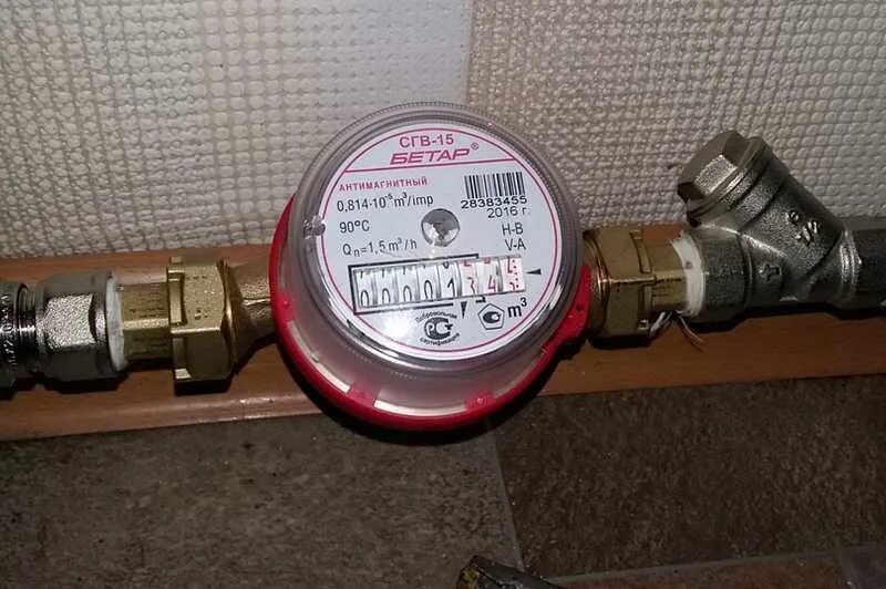 Какой водосчетчик установить. Водяной счетчик горячей воды с термодатчиком для квартиры. Приборы учета воды. Zenner счетчик холодной воды показания. Счетчик учета воды.