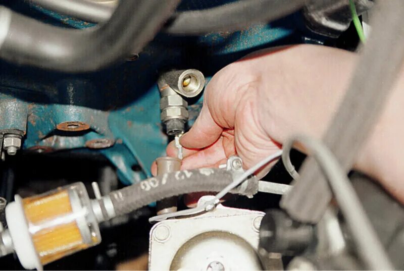 Датчик картера ваз 2114. Где находится датчик давления масла ваз. Датчик лампочки давления масла ваз 2114. Датчик давления масла ваз 2112 16 клапанов. Где находится датчик давления масла ваз.