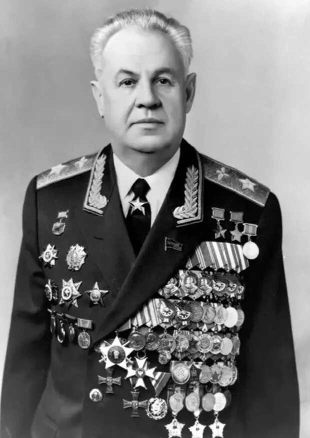 Скоморохов николай михайлович дважды герой советского союза. Покрышки александр иванович. Маршал авиации герой советского союза. Александр покрышкин (1913-1985). Маршал авиации покрышкин александр иванович 1913-1985.