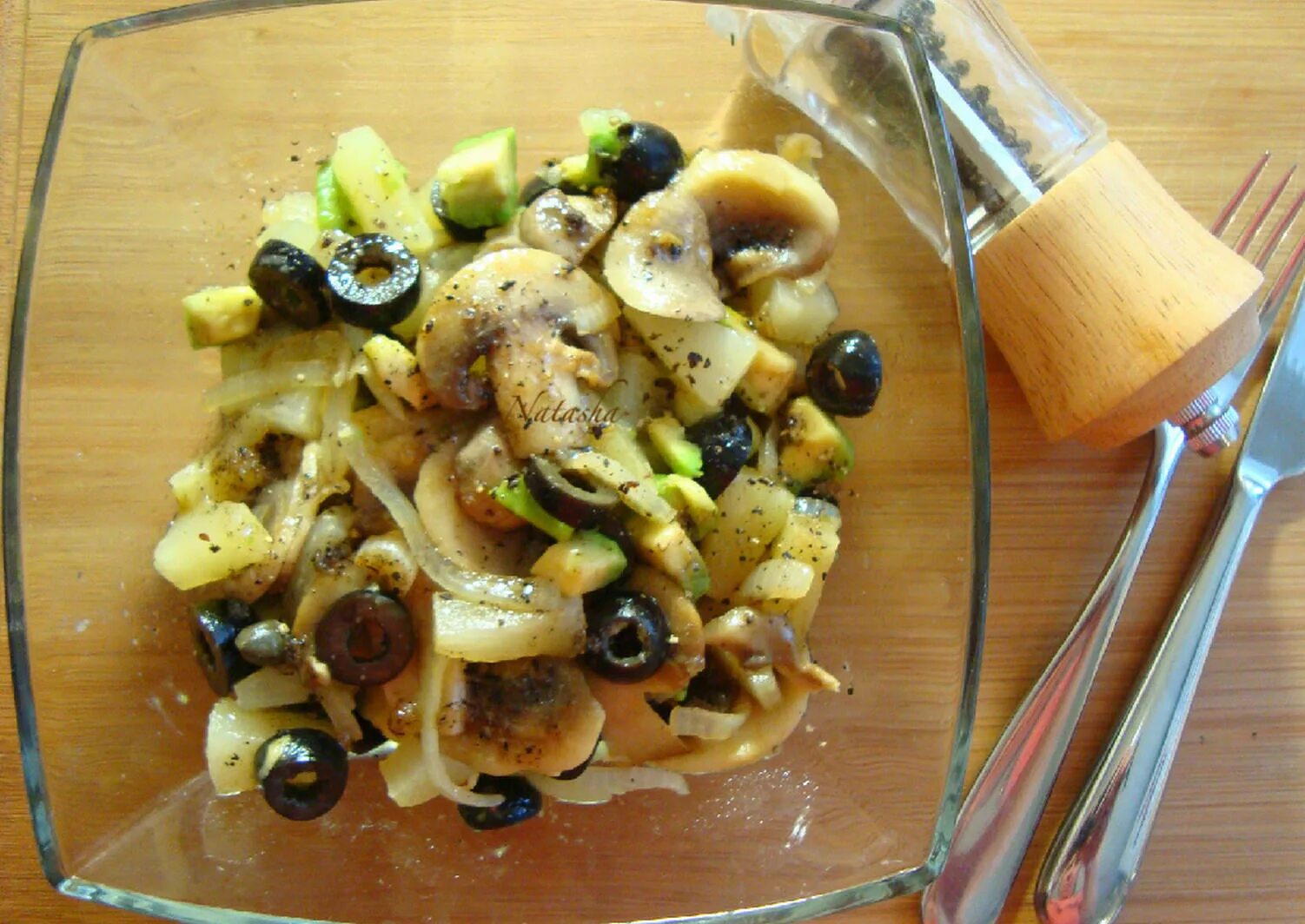 Салат грибы жареные курица ананас. Салат с грибами и маслинами. Салат с жареными грибами. Салат с грибами шампиньонами жареными. Оливки с грибами.
