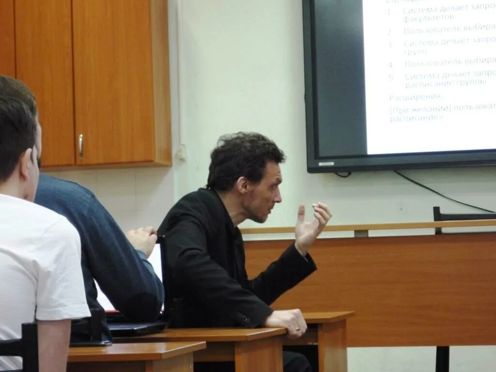 Мантия выпускника мгу. Женщина с дипломом в руках. Бакалавр 3 курс. Выпускник вуза. Высшее образование бакалавриат.