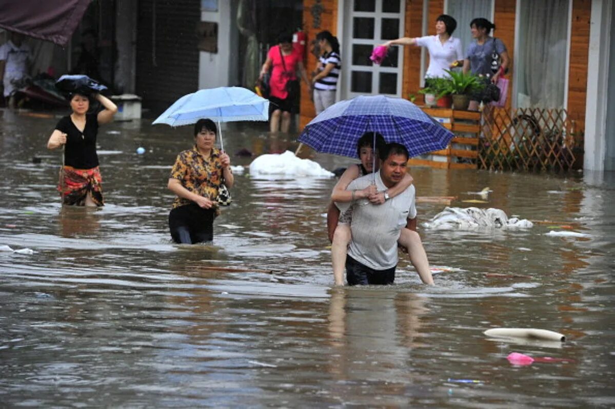 После долгих дождей. Обильные ливни. Дождь в Китае. Обильные осадки. Продолжительные дожди.