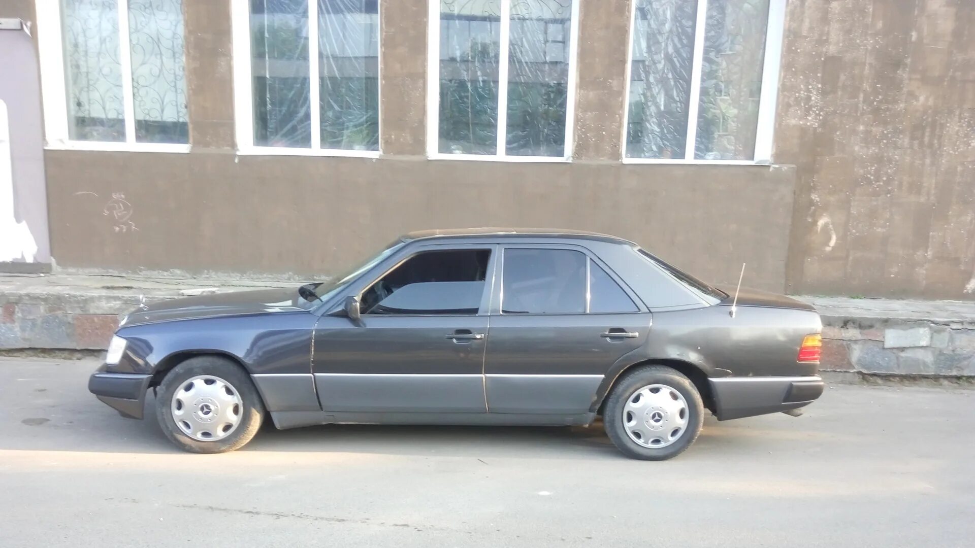 мерседес 124 цвет серый металлик. серый 124. мерседес w124 серый. мерседес 124 темно серый. мерседес 124 серый.