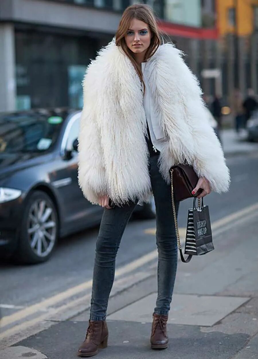 С чем носить искусственную шубу короткую. Стиль с коротким полушубком. Образы с короткой шубкой. Стиль с коротким полушубком. С чем носить искусственную шубу короткую.