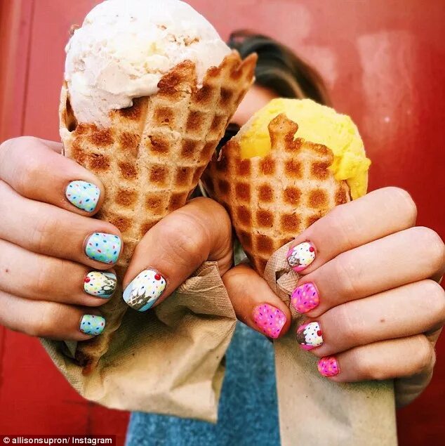 Маникюр с пироженками и мороженым. Маникюр с мороженкой. Nail ice cream. Маникюр со сладостями. Ногти с мороженкой.