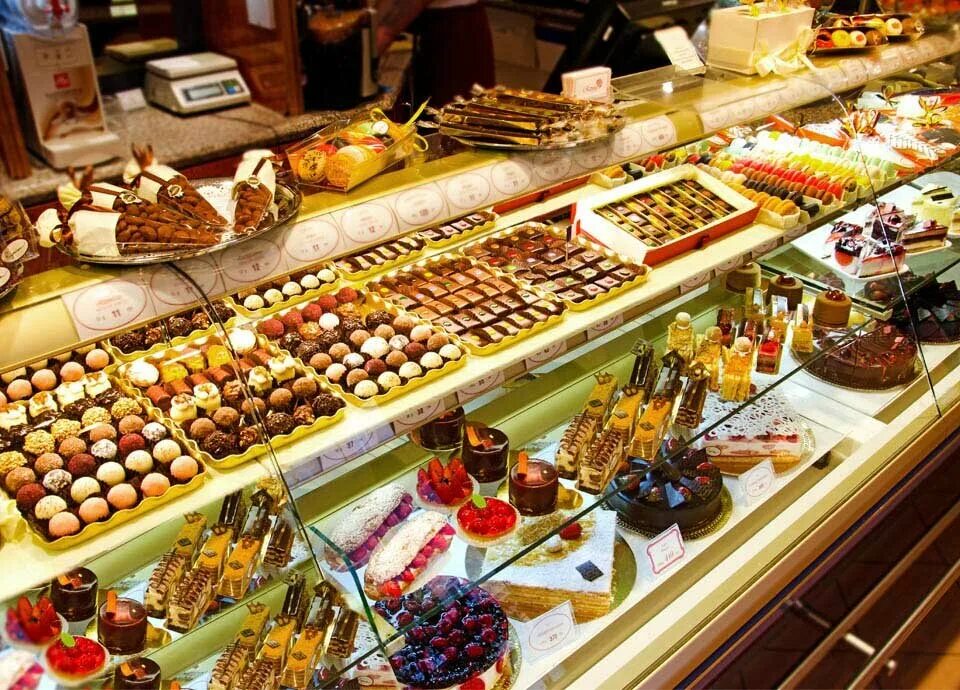 магнолия бейкери торты. кондитерские изделия в кафе. десерты в кондитерской витрине. много тортов. французские кондитерские.