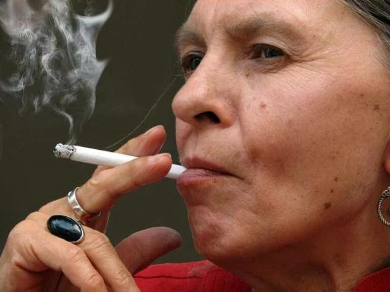 Курящие до и после. Женское курение. Курящие женщины. Курящая и некурящая женщина.