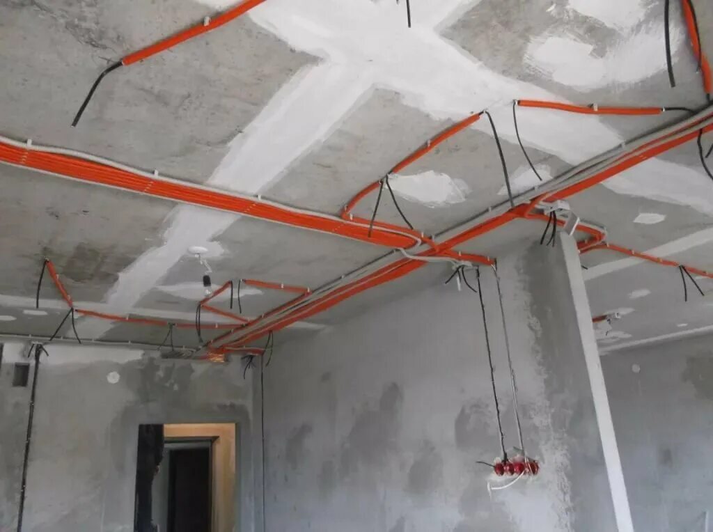 Электропроводка по потолку. Прокладка кабеля по потолку. Монтаж проводки по потолку. Подвесная проводка на потолке.