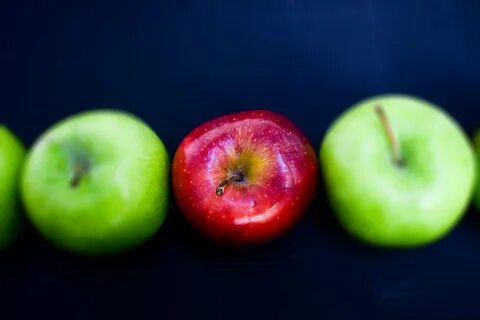 Вкусное сочное яблоко