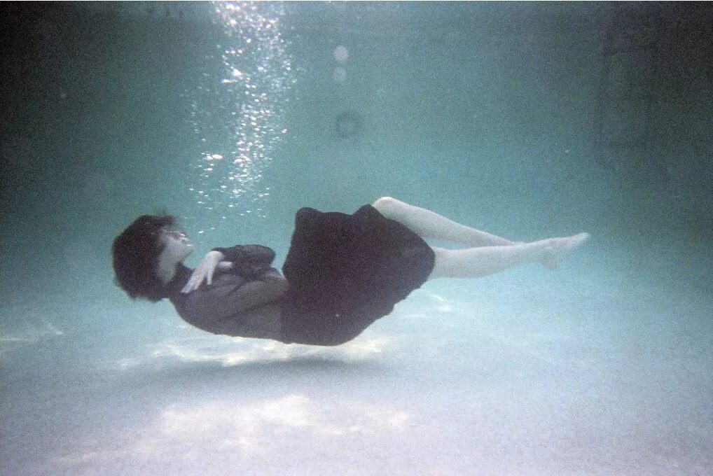 Девушка тонет в воде. Девушка под водой тонет. Тонуть в воде Эстетика. Человек под водой.