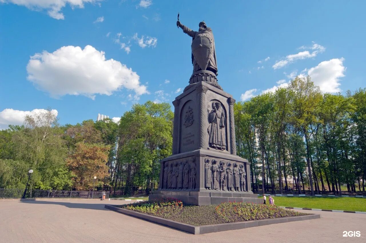 Культурное наследие белгородской. Памятник Владимиру великому (Белгород). Памятник князю Владимиру в Белгороде. Памятник великому князю Владимиру Белгород.