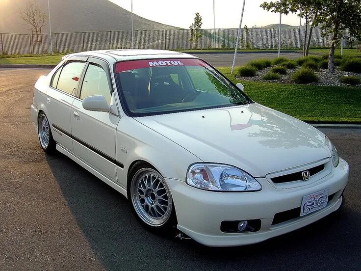 Stunning Headlights of a 2000 Honda Civic Si Ctr