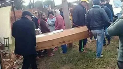Меня похоронили в доме злых