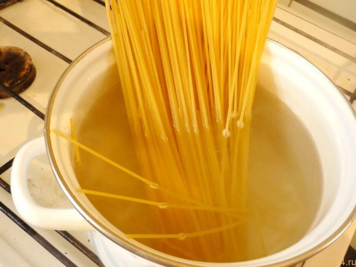 Сколько по времени варить спагетти в кастрюле. Кастрюля для спагетти. Варка макарон. Спагетти варятся. Макароны в кастрюле.