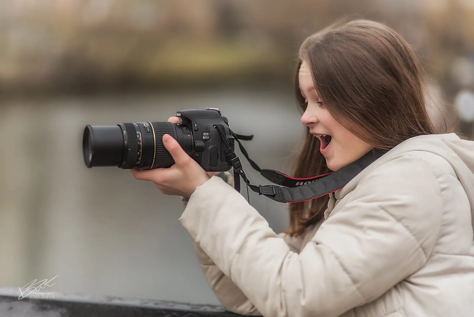 Фотографировать курсы. Фотограф учеба. Фотограф на съемке. Фотограф студент. Фотокурсы для начинающих фотографов.