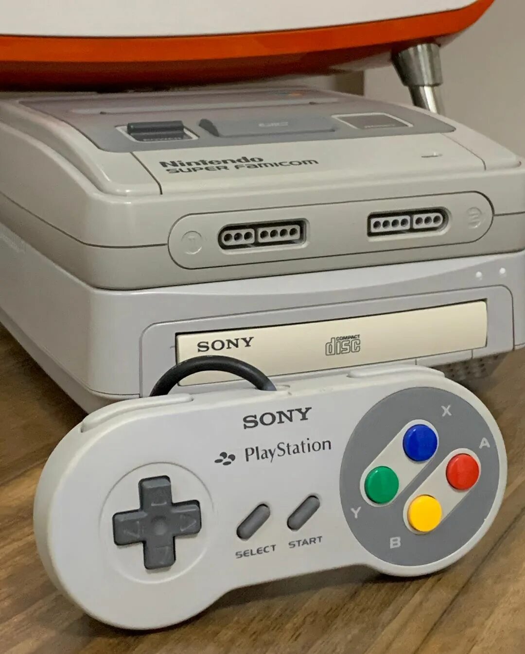 Super famicom. Sony PLAYSTATION Snes. Приставка Нинтендо плейстейшен. Супер Нинтендо плейстейшен. Sony Nintendo консоль.