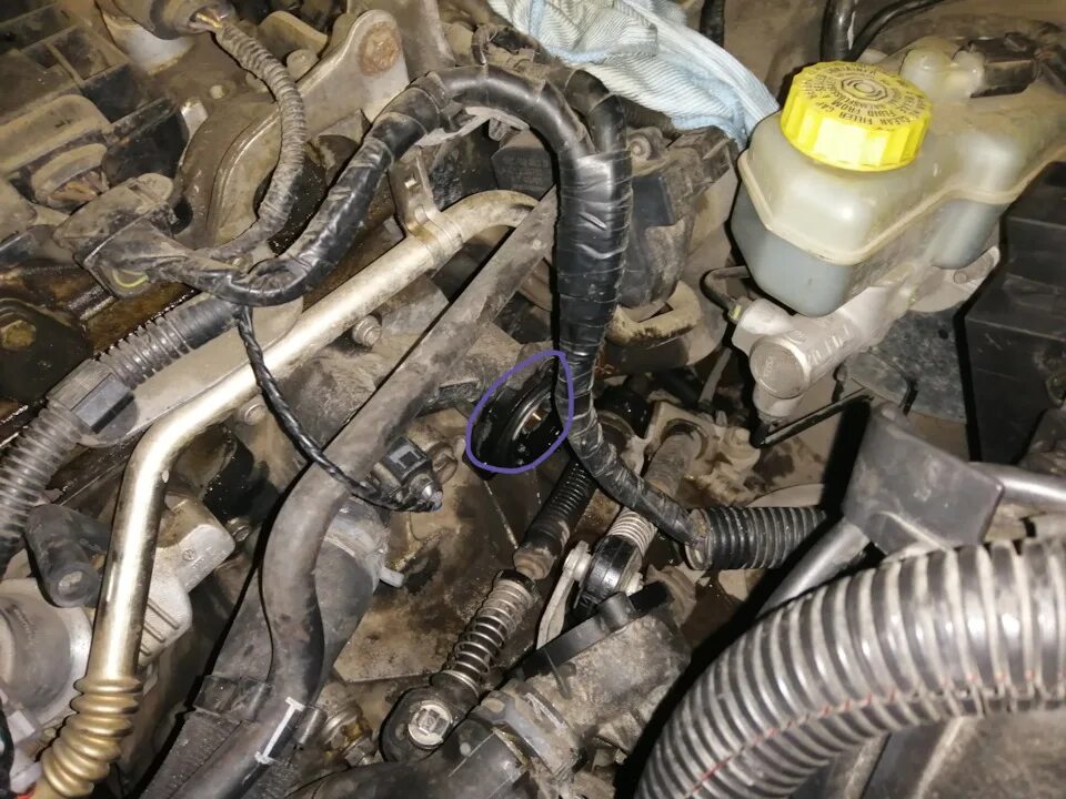 4 термостат. Корпус термостата шкода фабия 1. 4 2002. 4. Шкода фабия поменять термостат.