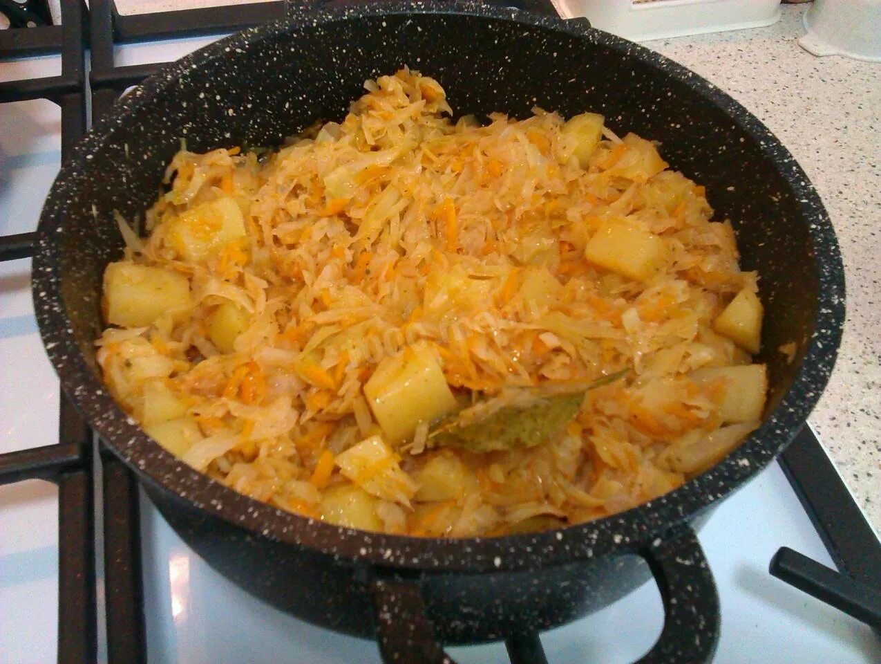 Тушеная картошка на сковороде. Картошка с капустой тушеная на сковороде. Жареная картошка с капустой на сковороде. Жареная картошка с капустой.