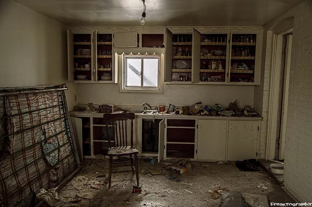 Кухня в старом заброшенном доме. Грязный старый дом. Заброшенная кухня в квартире. Грязный старый дом. Грязный старый дом.