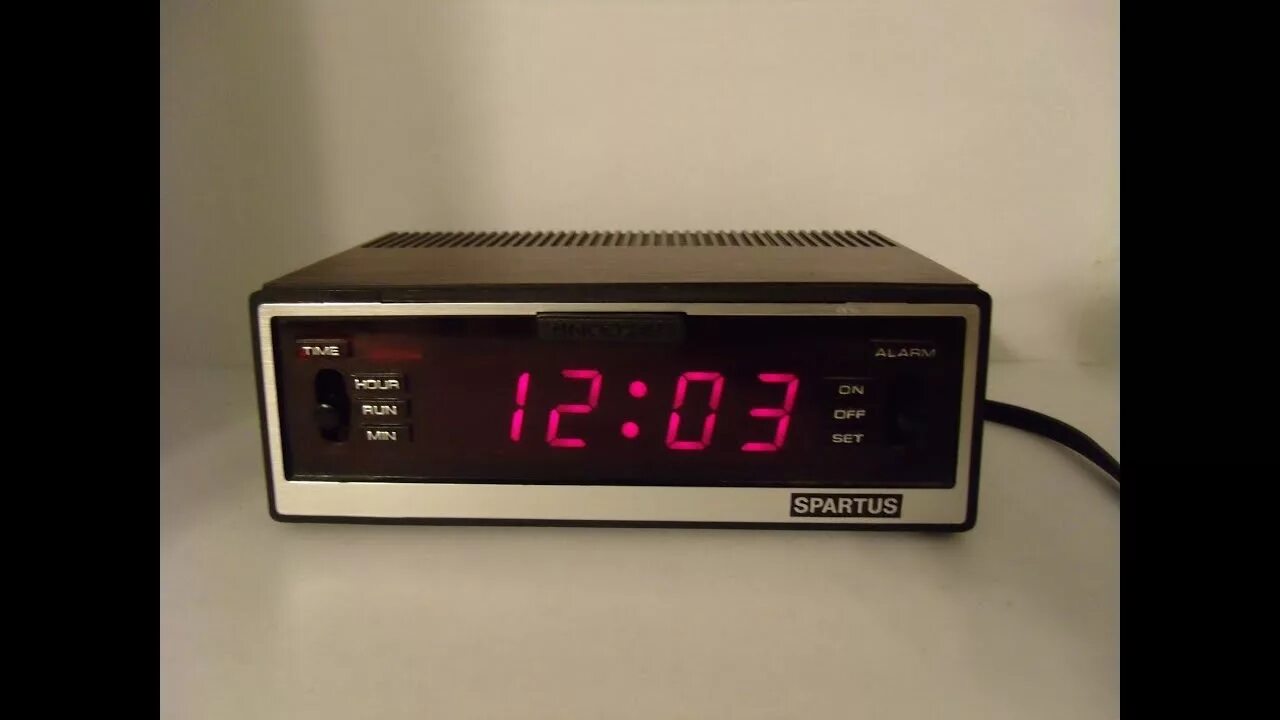 Электронный х. Американский будильник. Будильник ретро цифровой. Часы будильник 90х. Часы с будильником 90.