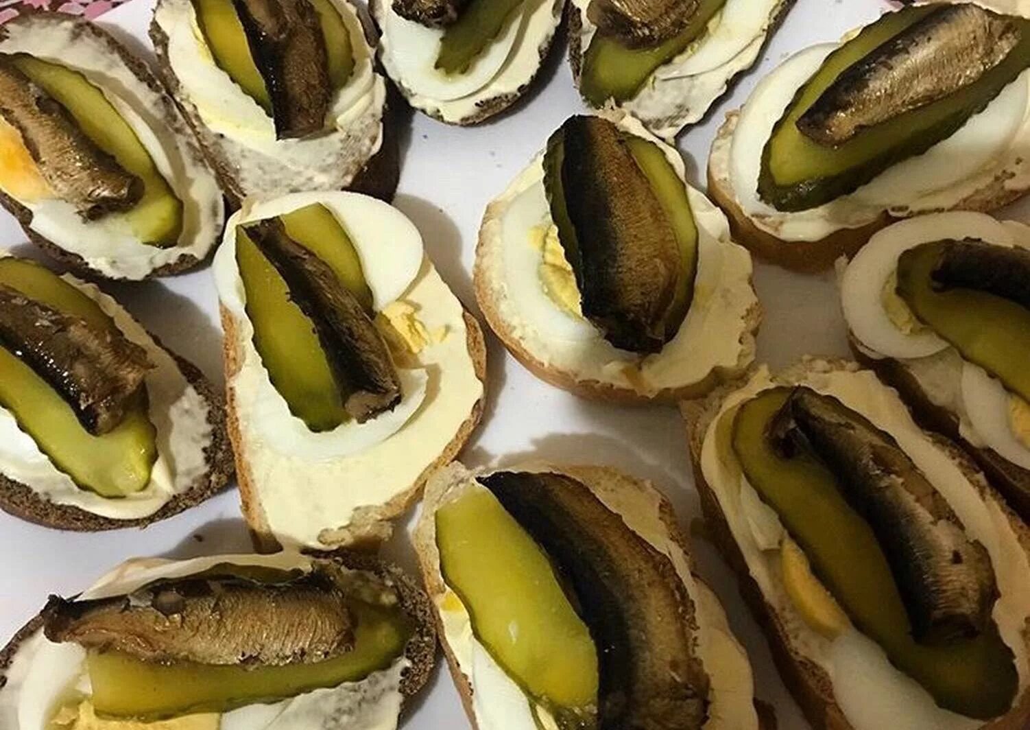 бутерброды со шпротами и лимоном. шпроты в шубе. селёдка под шубой со шпротами. рецепт шубы со шпротами пошагово. бутики со шпротами.