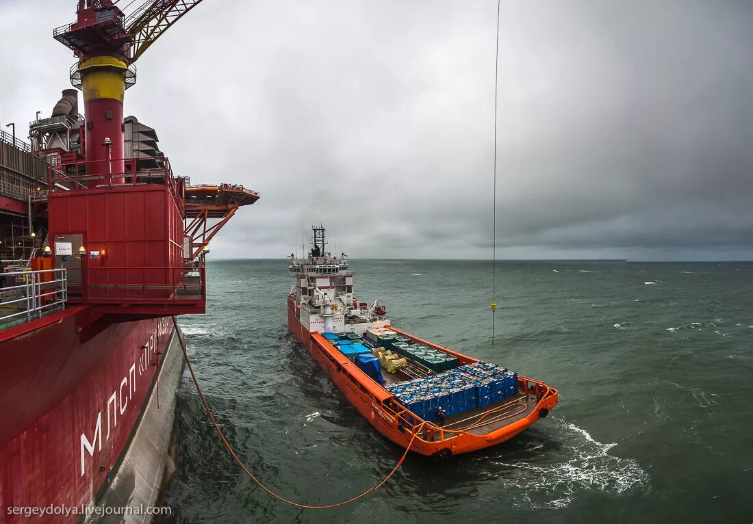 Судно нефтяных платформ. Буксировка млсп приразломная. буровая приразломная. нефть приразломная. буровая платформа приразломная.