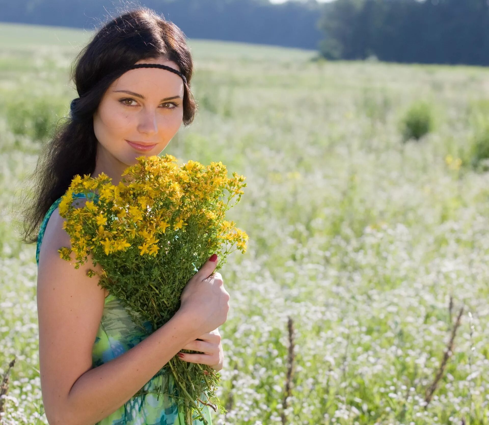 Это была молодая женщина лет. Женщина с цветами.