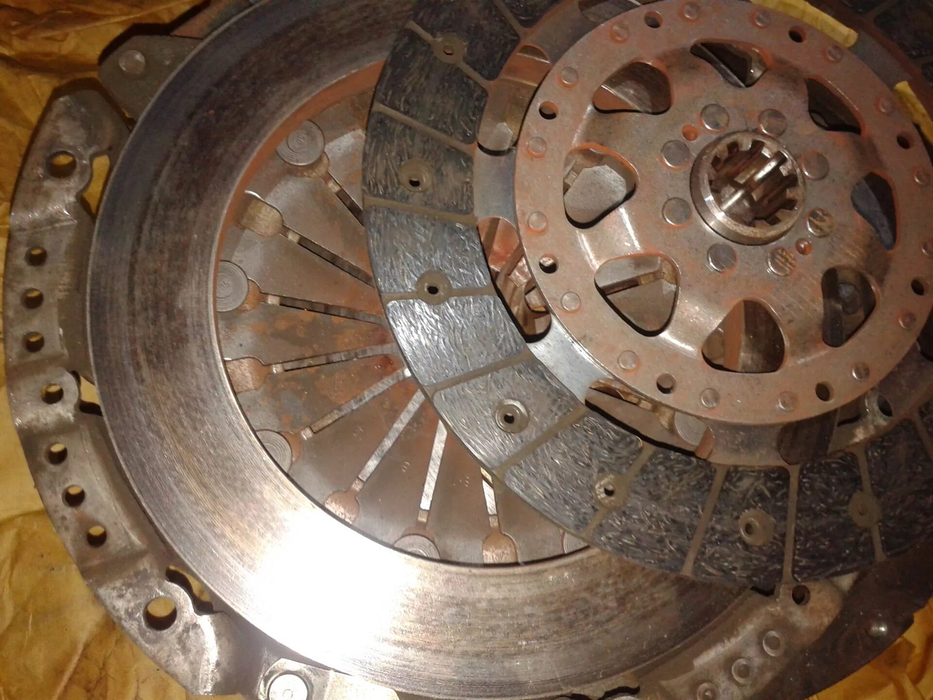 Буксует сцепление газель. Диск сцепления 21099 1. Сцепление буксует сцепление. Сцепление пробуксовывает. Новый диск сцепления буксует.