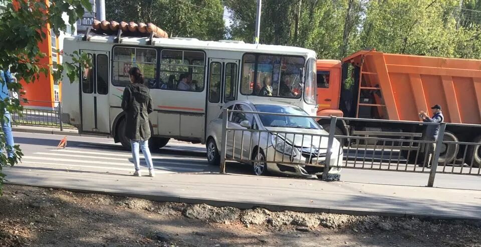 Тревога в орле сегодня. ДТП на Раздольной в Орле сегодня. ОРЕЛГРАД новости. Орёлград новости последние. Г. Орел Боткина машины для перевозки.