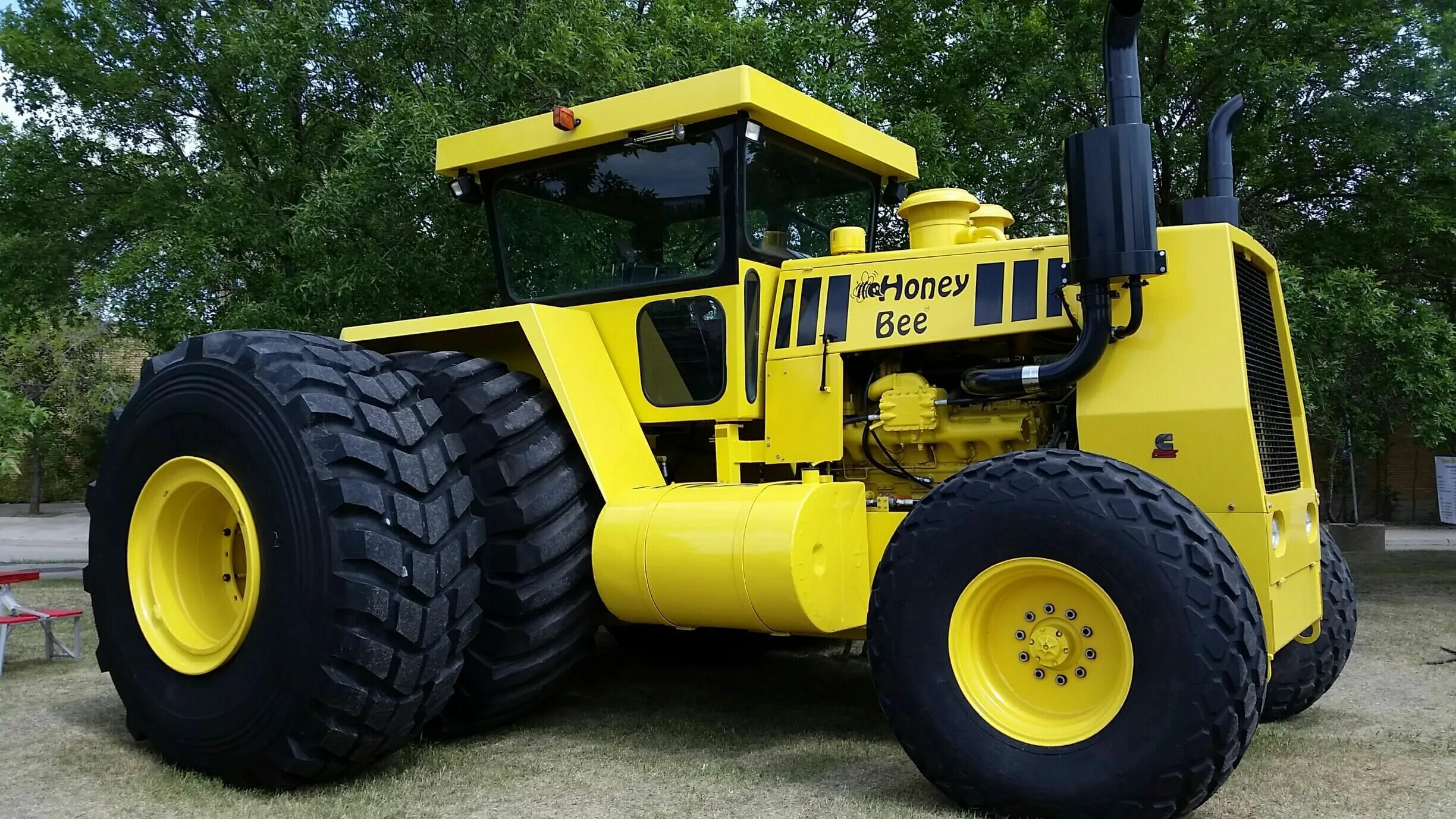 Авто тракторный. John Deere 500 л.с. Трактор Биг БАД 950. Желтый трактор. Трактор настоящий.