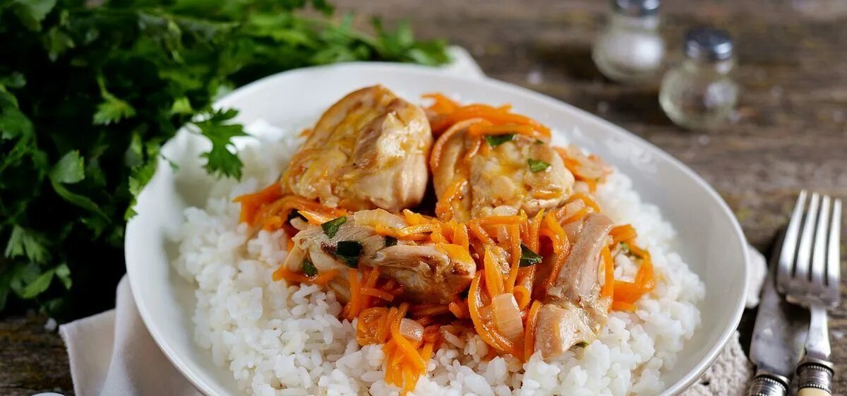 Рис подливкой Куриновой. Рис с овощами и курицей. Тушеная курица с рисом. Курица тушеная с овощами и рисом.