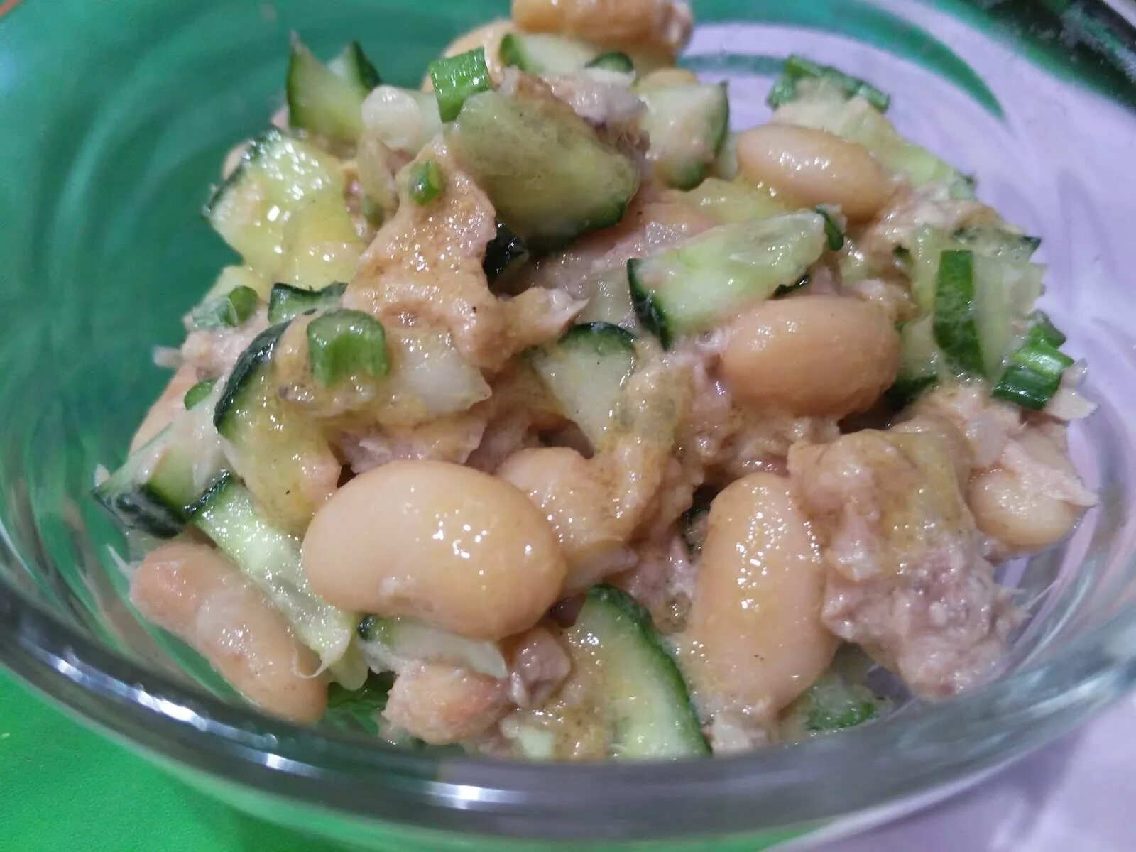 Салат тунец фасоль кукуруза. Рыбный с фасолью салат. салат с огурцом и фасолью консервированной. салат с рыбной консервой и фасолью. салат из фасоли и огурцов.
