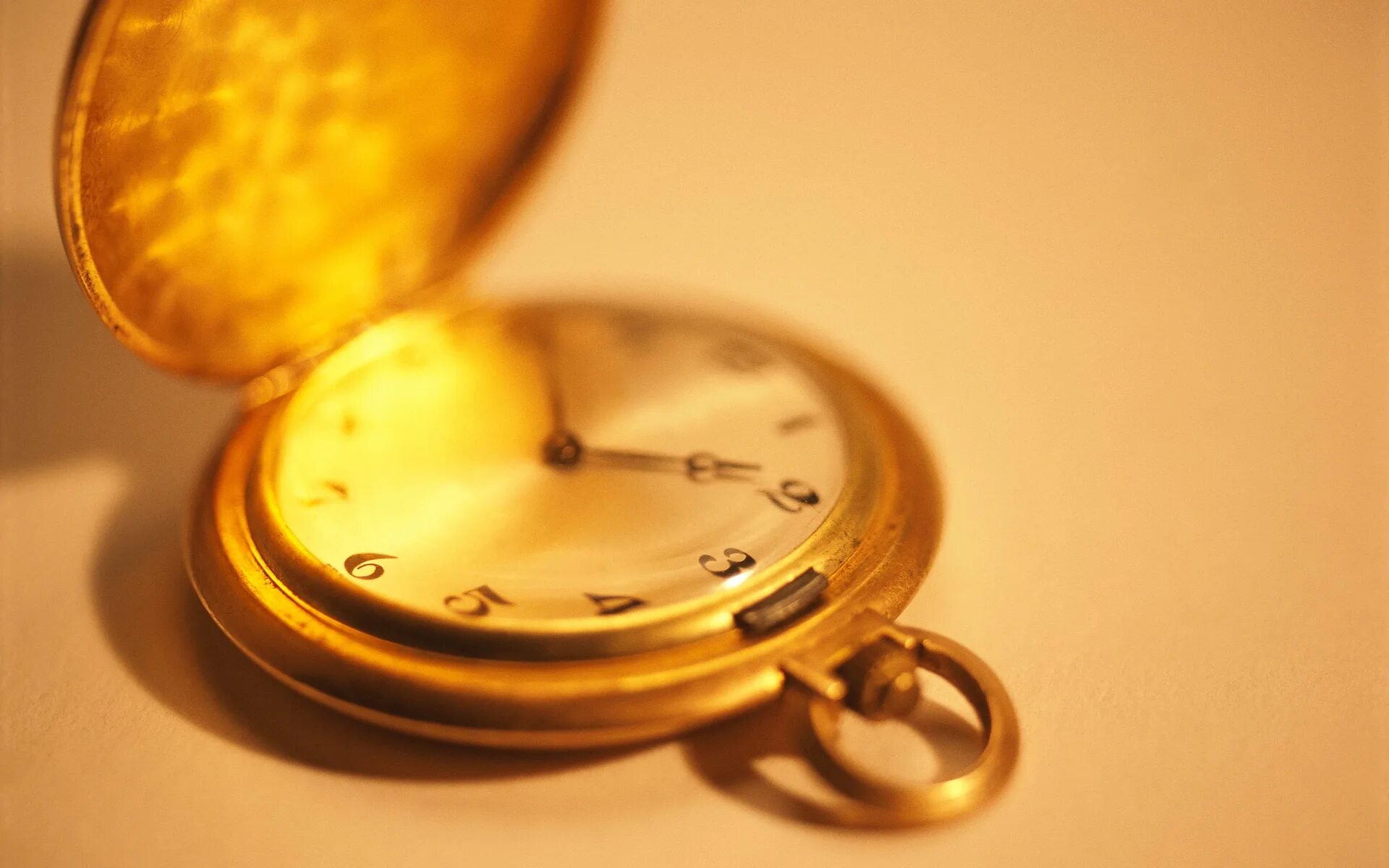 Time час. Золотые часы. карманные часы эстетика. часы на золотом фоне. золотой час.