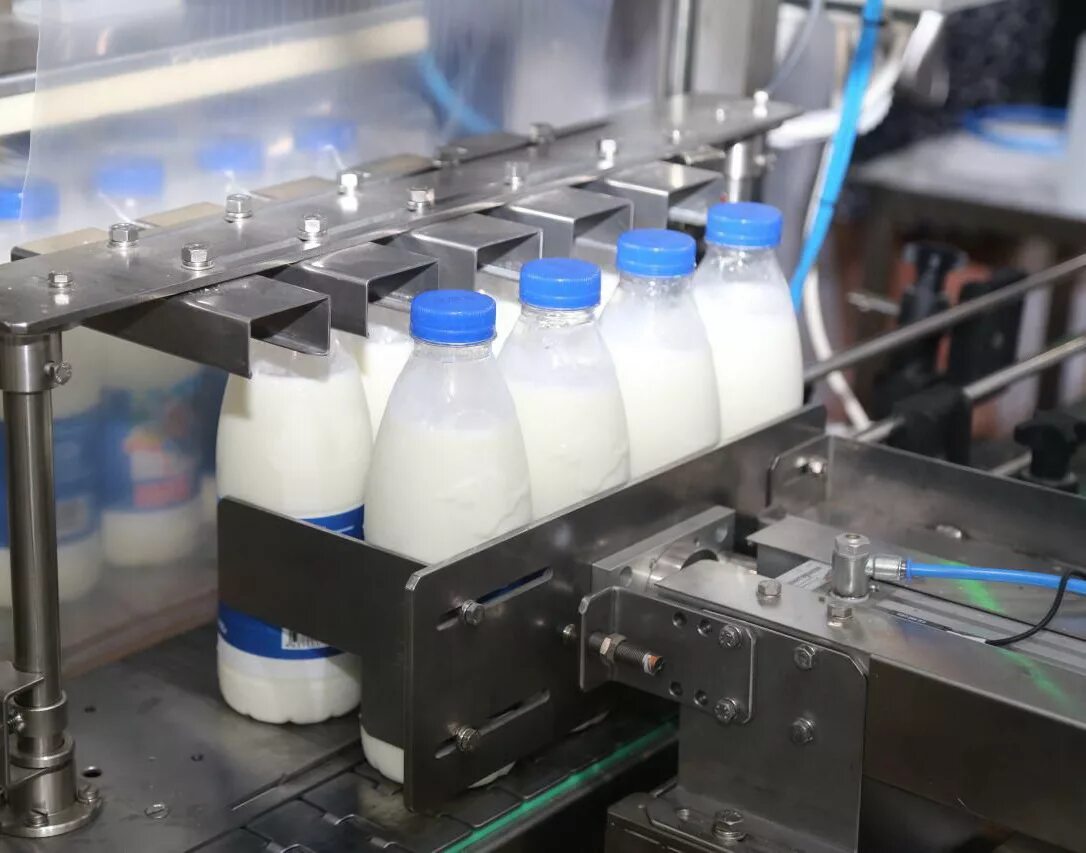 Розлив молока. Розлив продукции. Химическая промышленность. Производство молока. Производственные линии для молока.