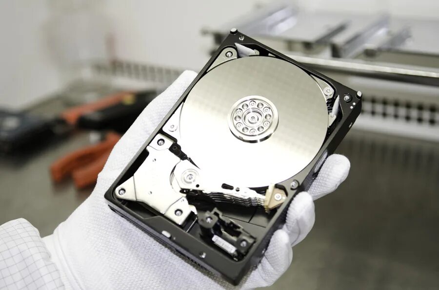 Жесткий диск компьютера является. Жесткий диск. Жесткий диск компьютера. Восстановление жестких дисков. HDD восстановление данных.