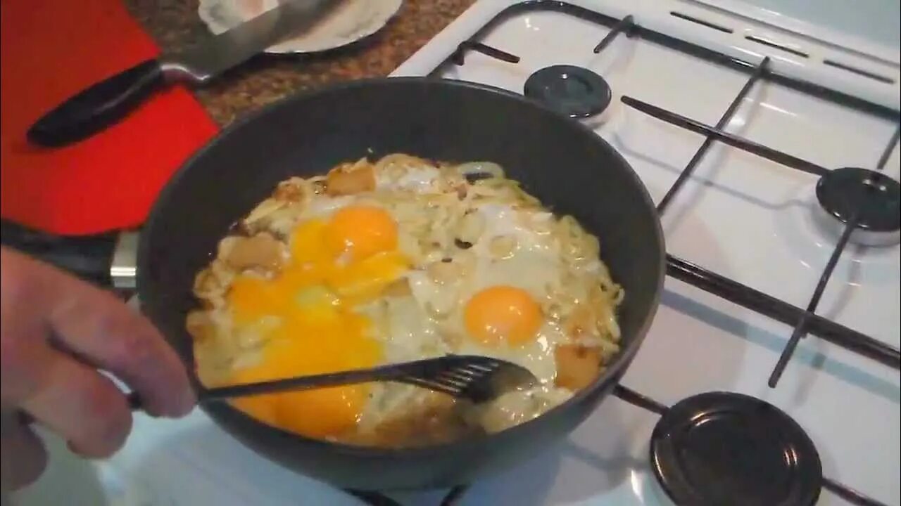 Яичница на сале. Яичница с шпиком. Яичница глазунья с луком. Яичница с салом. Глазунья с салом.
