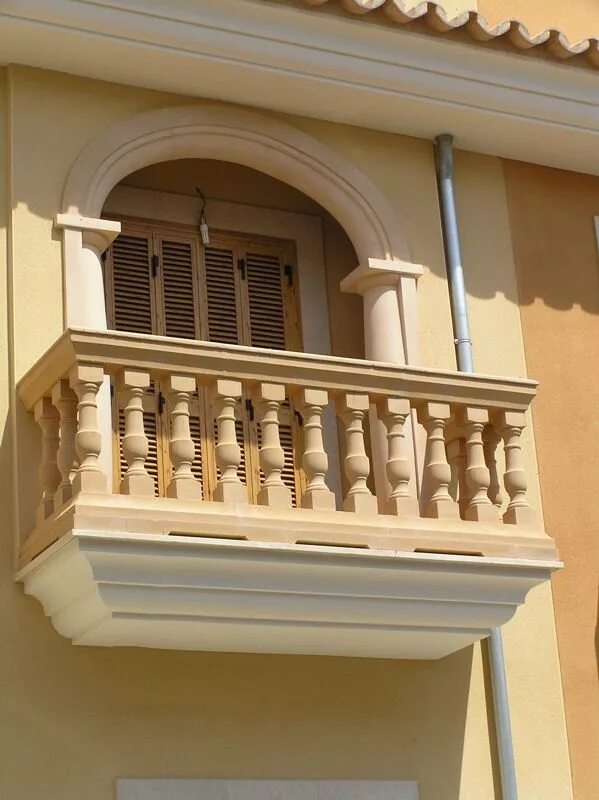 Декоративные колонны на фасаде. Балкон с колоннами. Балкон с балясинами. Полукруглый балкон. Колонны под балкон.