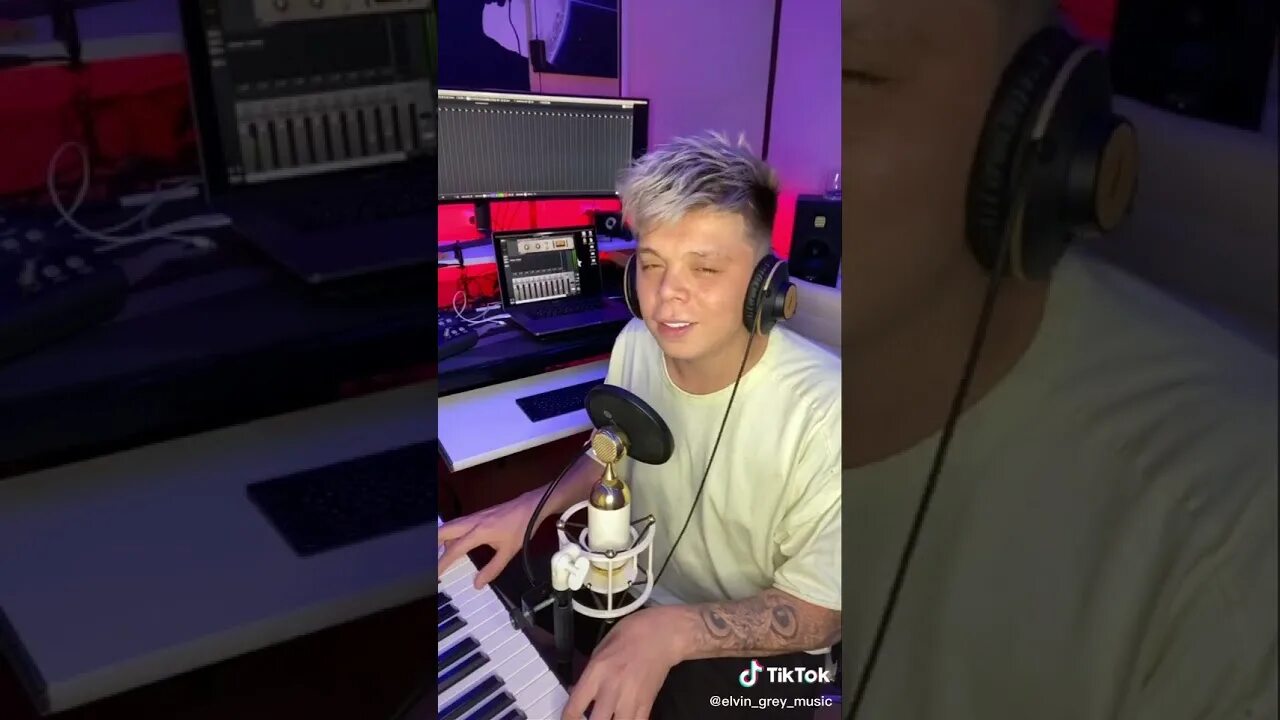 Кто поет песню пошла налево. Эльбрус джанмирзоев, элвин грей - пошёл налево. Элвин грей пошёл налево. Эльбрус джанмирзоев пошел налево. Эльбрус джанмирзоев, элвин грей - пошёл налево.