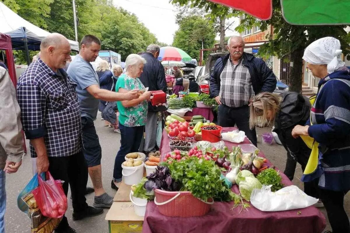 Продуктовая ярмарка в Кисловодске. Ярмарка фермеров. Сезонная торговля овощами и фруктами. Ярмарка рынок мини. 23 июня продажа