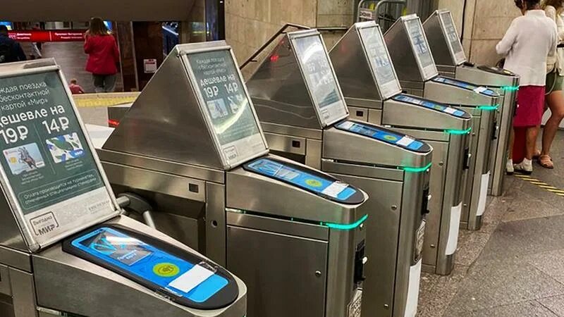 Как оплачивать проезд в метро санкт петербурга. Турникеты метро петербург. турникеты метро ленинский проспект. турникеты метро санкт-петербурга 2025. турникеты в питерском метро.