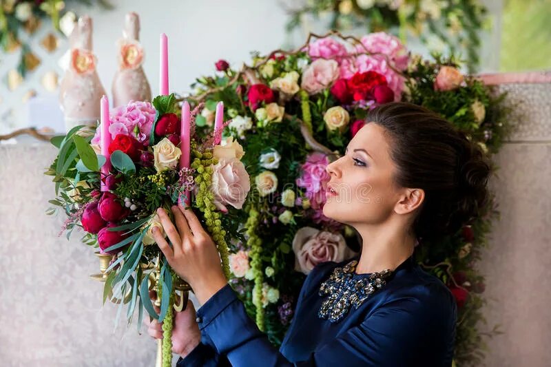 Девушек украшают цветы. Девушка флорист. Флорист работает украшает свадьбу. Американский флорист стилист.